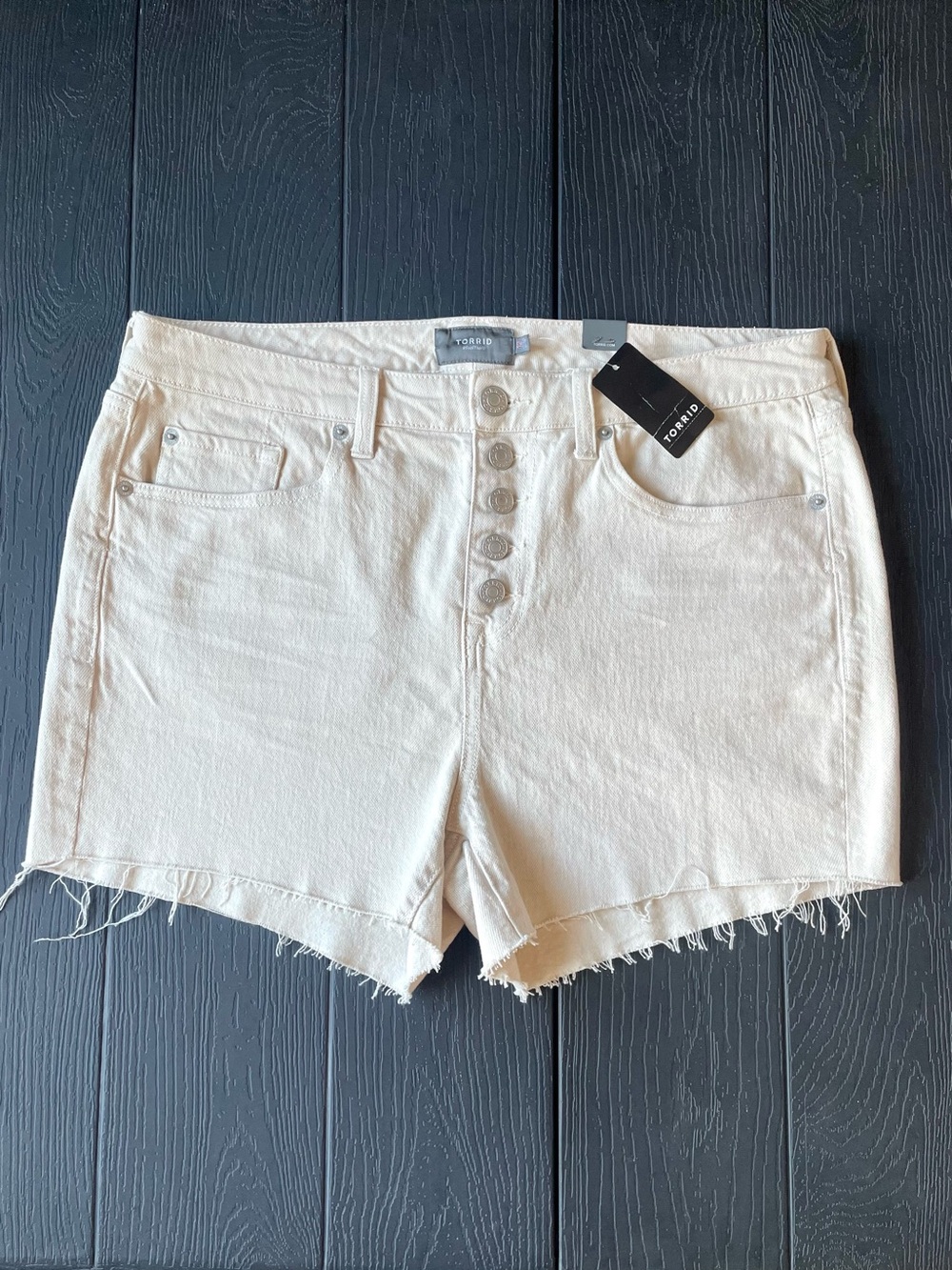 NEW Torrid 3.5” Classic Denim High-Rise Shorts Size 12 Ivory Button Fly Raw Hem